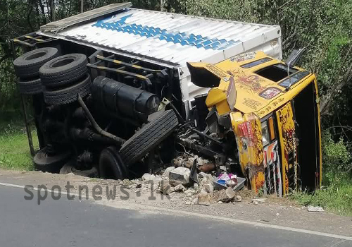 மட்டக்களப்பு - கொழும்பு வீதியூடாக பயணித்த லொரி; கட்டுப்பாட்டை இழந்து குடைசாய்ந்ததில் விபத்து.!!! 