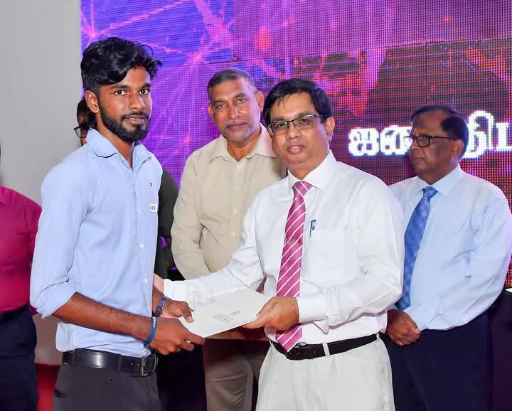 ஜனாதிபதி நிதியத்தினால்; உயர்தரத்தில் சிறந்த பெறுபேறுகளைப்பெற்ற - 300 மாணவர்களுக்கு தலா 100,000 ரூபா பரிசுத்தொகை.!!!