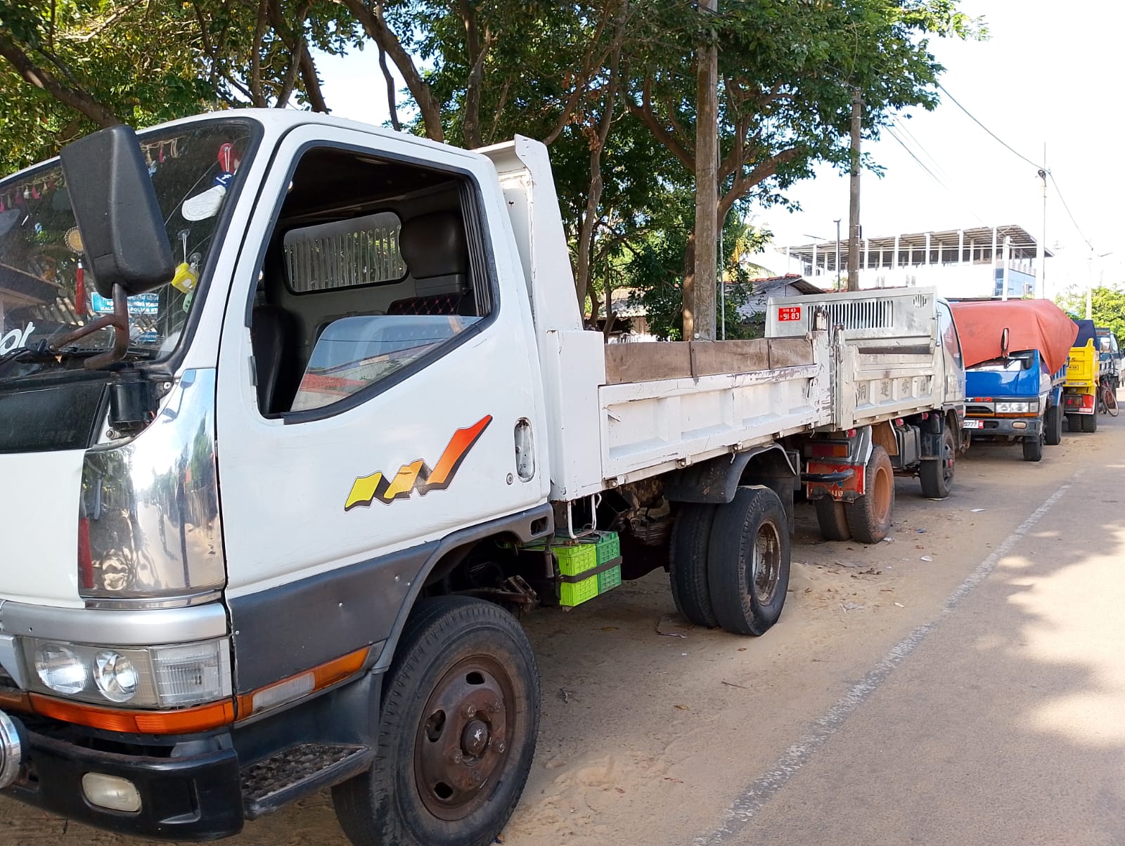 சட்டவிரோத மண் விநியோகத்தில் ஈடுபட்ட; ஐந்து வாகனங்களை மடக்கி பிடித்த பொலிஸார்.!!!