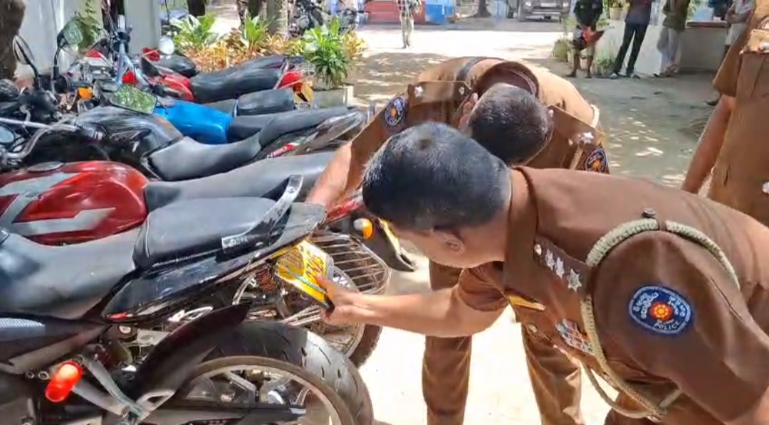 காத்தான்குடியில் பாரிய சுற்றி வளைப்பு; விசேட அதிரடிப் படையினர் பொலிசார் இணைந்து 5 மணி நேர தேடுதல் -  9 மோட்டார் சைக்கிள்கள் பொலிசாரினால் கைப்பற்றல்.!!! 