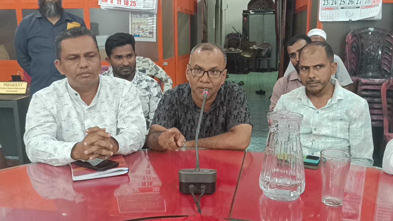 உள்ளுராட்சி சபை உறுப்பினர்களுக்கு; காத்தான்குடி பள்ளிவாயல்கள் முஸ்லிம் நிறுவனங்களின் சம்மேளனம் கெளரவம் - சில உறுப்பினர்கள் அதிருப்தி.!!!