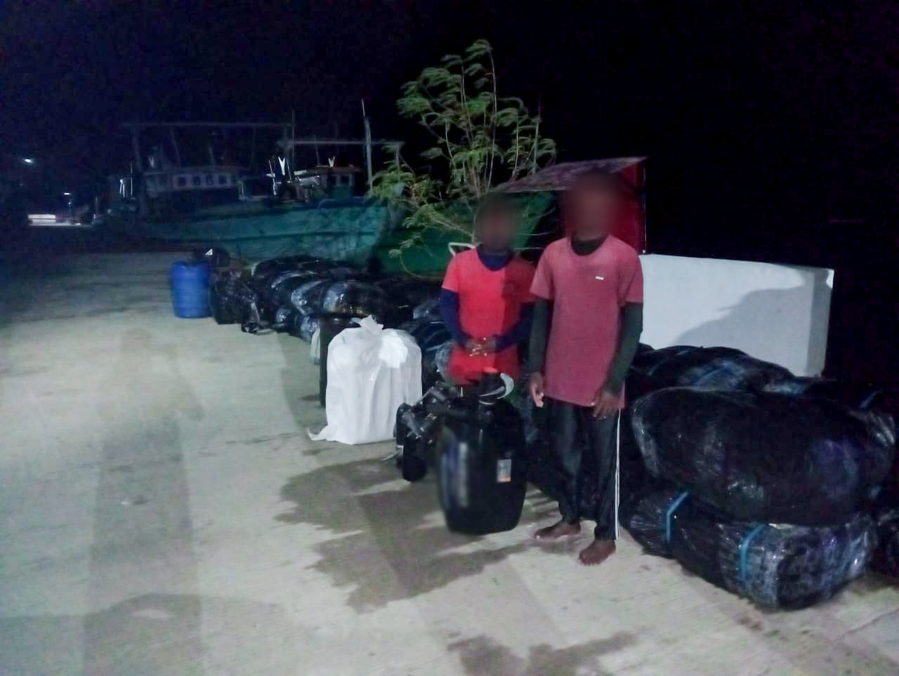 சட்ட விரோதமாக நாட்டுக்குள் கொண்டு வரப்பட்ட; 1180 கிலோ கிராம் பீடி இலைகள் மற்றும் 20,000 வெளிநாட்டு சிகரெட்களுடன் - இருவர் கைது.!!!