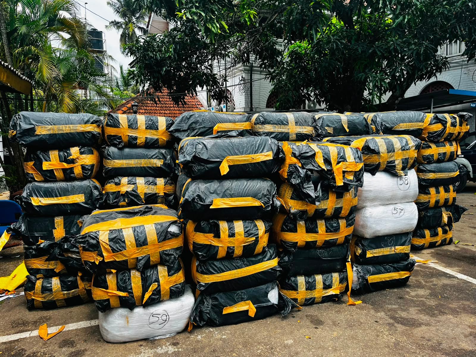 கடல் வழியாக கடத்தப்பட்ட பீடி இலைகள் சிக்கின; டிங்கி படகுகள், லொறியும் கைப்பற்றல்.!!!