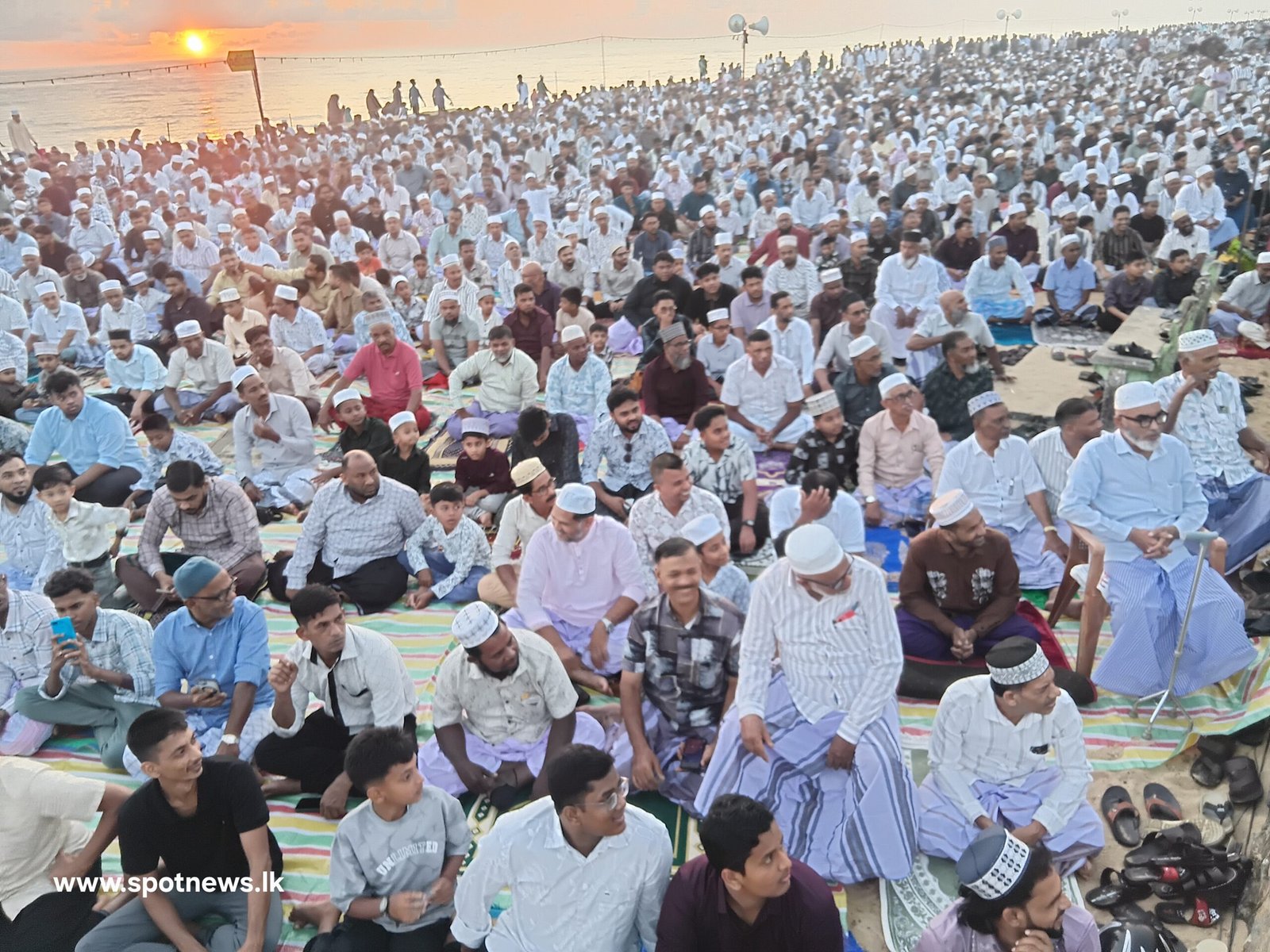 காத்தான்குடி கடற்கரையில் இடம்பெற்ற பெருநாள் தொழுகையில்: பெருமளவிலான மக்கள் பங்கேற்பு.!!! 