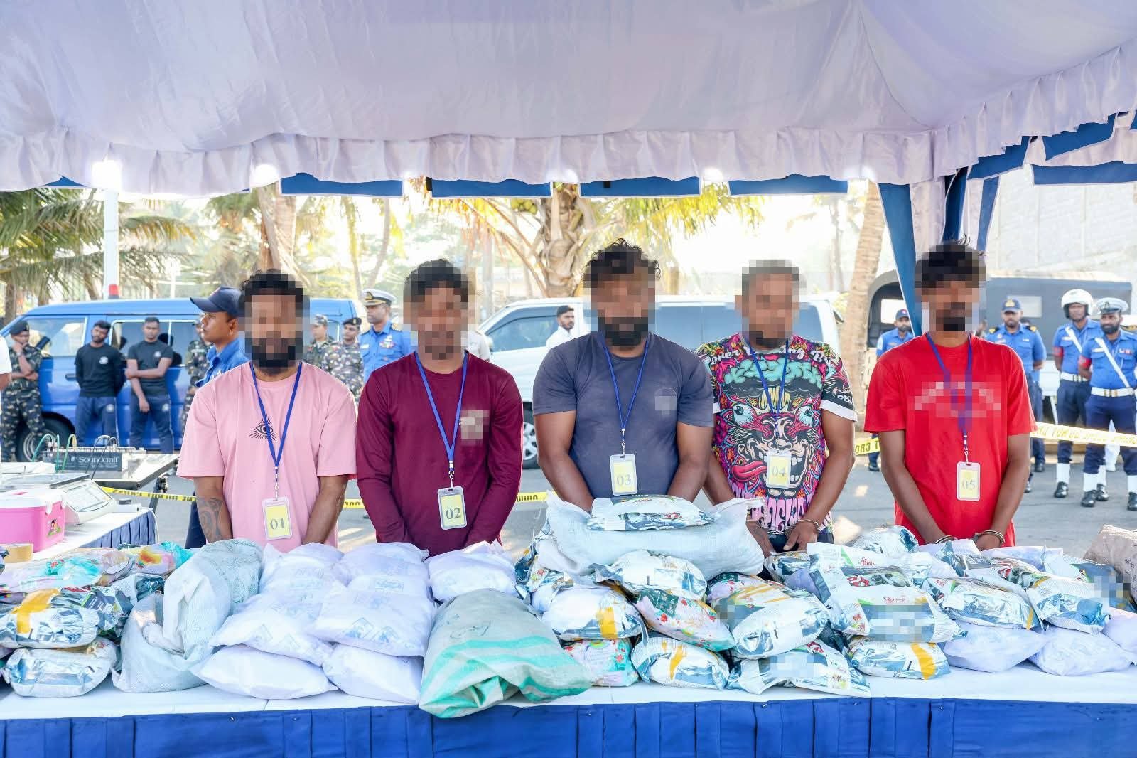 ரூ.300 மில்லியன் பெறுமதியான ஹெரோயின் மீட்பு: போதைப்பொருள் கடத்திய படகு சிக்கியது – 5 பேர் கைது.!!!