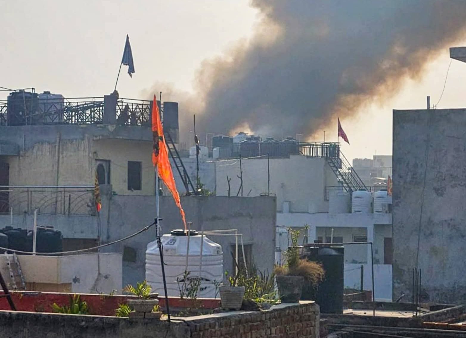 டெல்லி அடுக்குமாடி குடியிருப்பில் தீ விபத்து: 3 குழந்தைகள் உட்பட 9 பேர் பலி.!!!