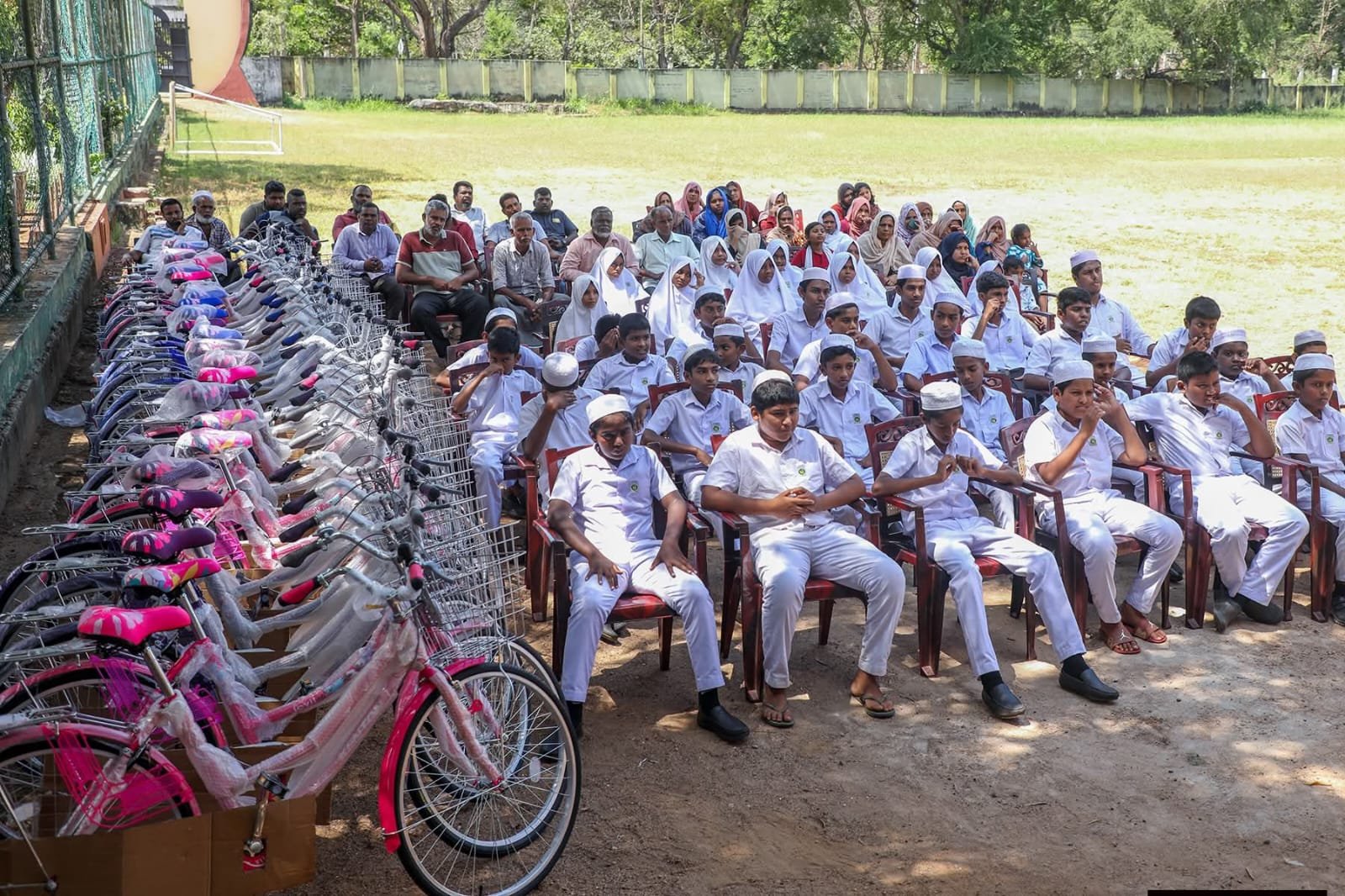 குறைந்த வருமானக் குடும்ப மாணவர்களுக்கு: கல்வி பயணத்தை எளிதாக்க சைக்கிள்கள் வழங்கல்.!!!