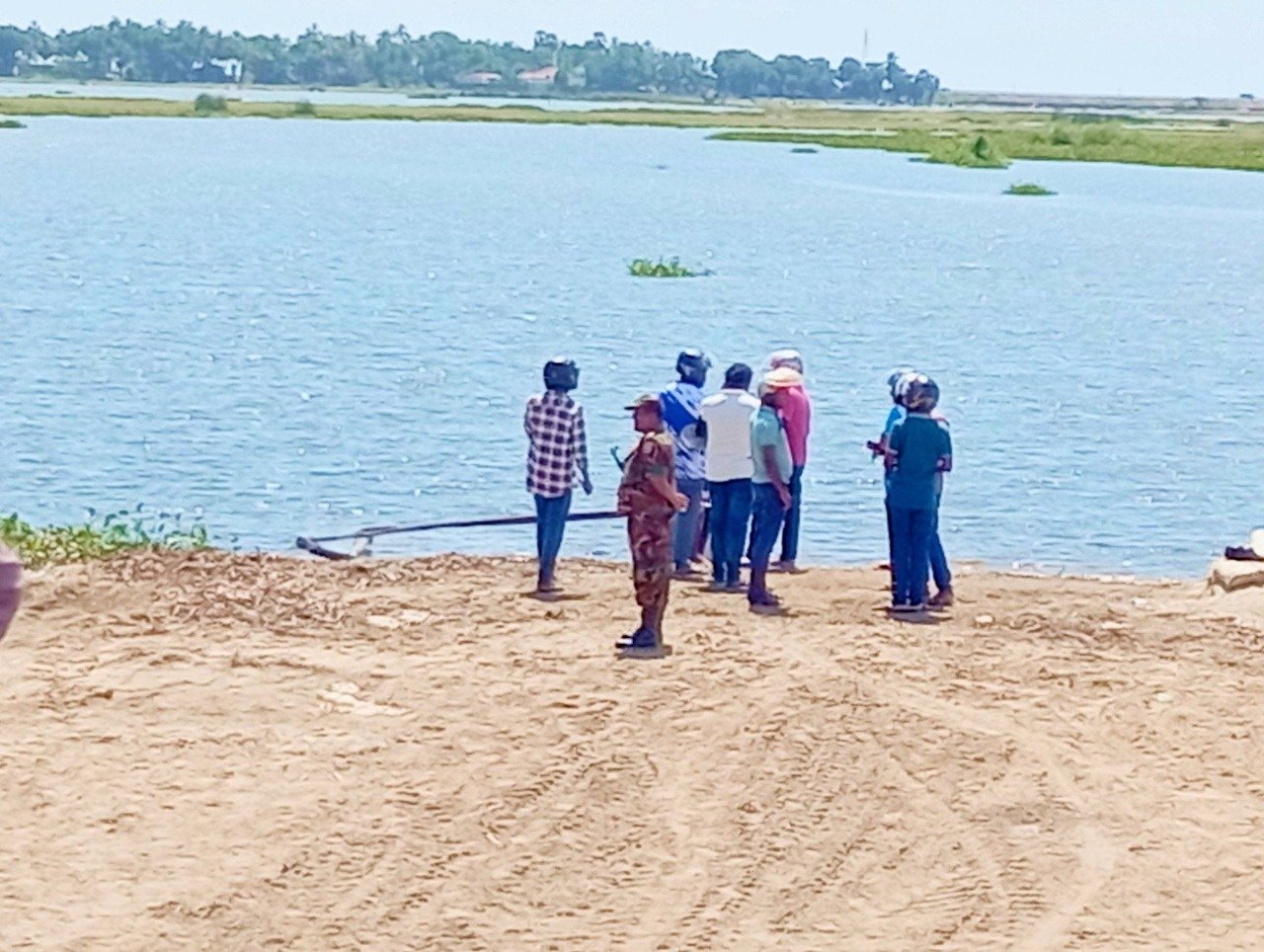 ஆற்றில் மிதந்த ஆண் சடலம் மீட்பு: அடையாளம் காண பொதுமக்களின் உதவி கோரும் பொலிஸார்.!!!