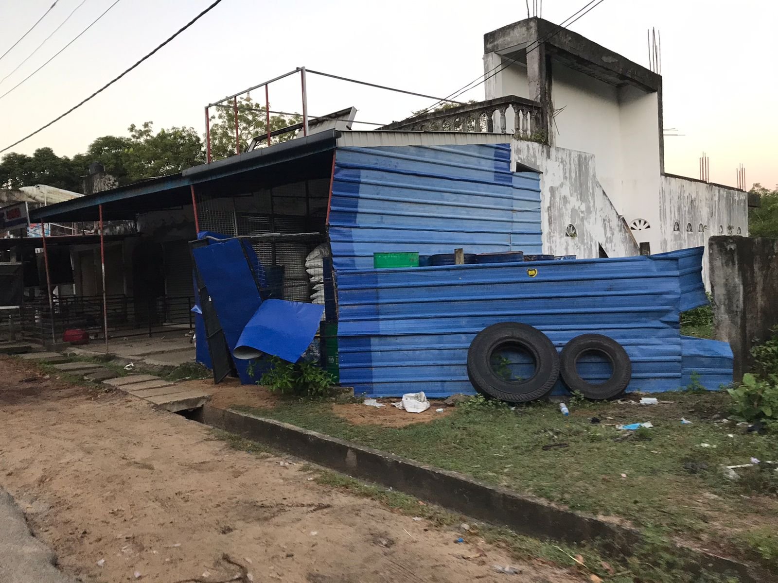 களுவாஞ்சிக்குடி பகுதியில் தனியன் யானை அட்டகாசம்: பயிர் நிலங்கள், வர்த்தக நிலையங்கள் சேதம் – நடவடிக்கை கோரி மக்கள் எதிர்ப்பு.!!! 