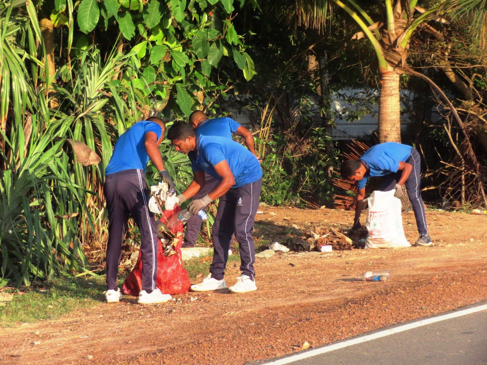 பெருநாள் தினத்தில் கடற்கரையை அழகுபடுத்திய கடற்படையினர்.!!!