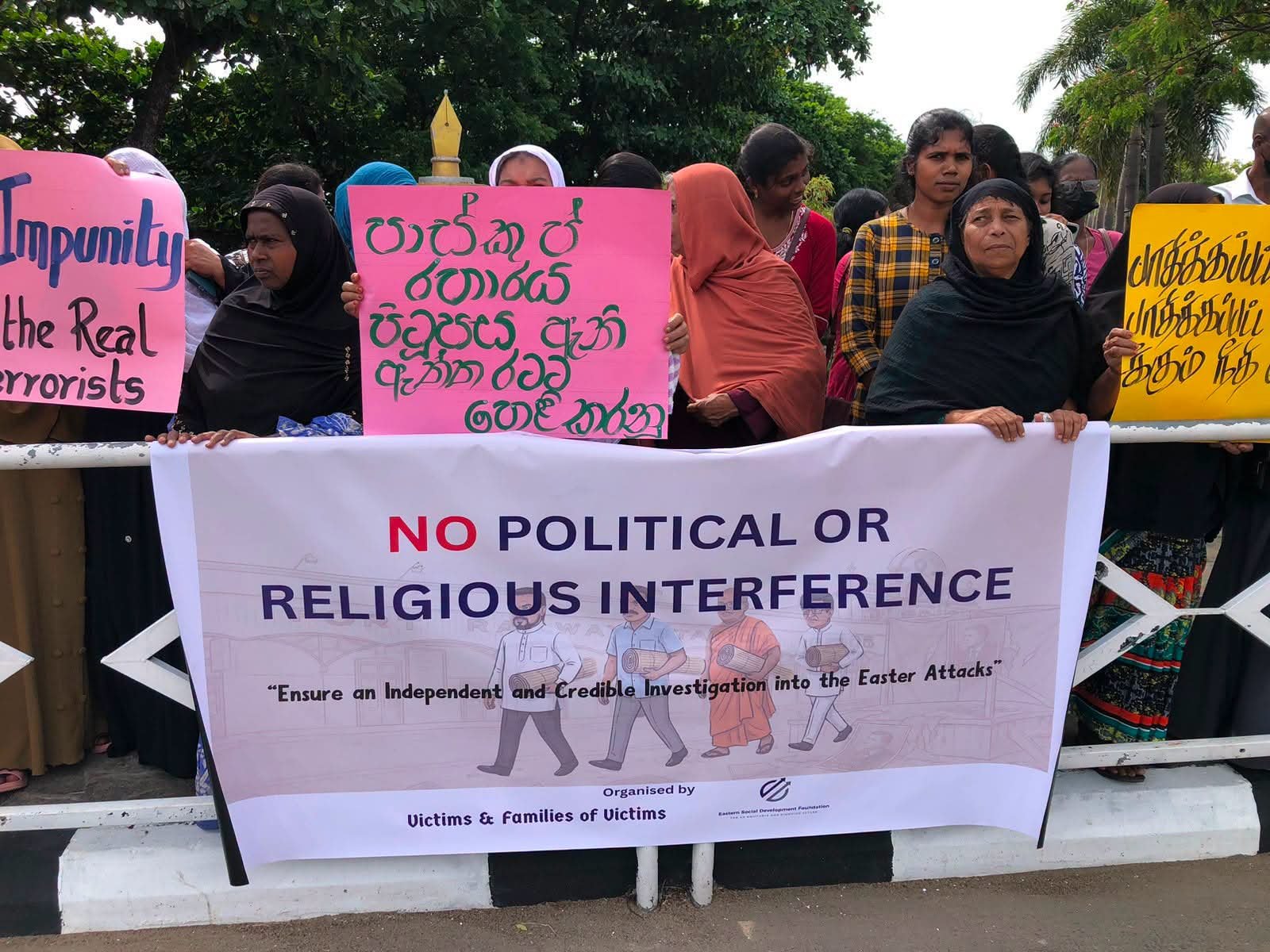 உயிர்த்த ஞாயிறு தாக்குதலுக்கு நீதி கோரி: மட்டக்களப்பில் மக்கள் ஆர்ப்பாட்டம்.!!!