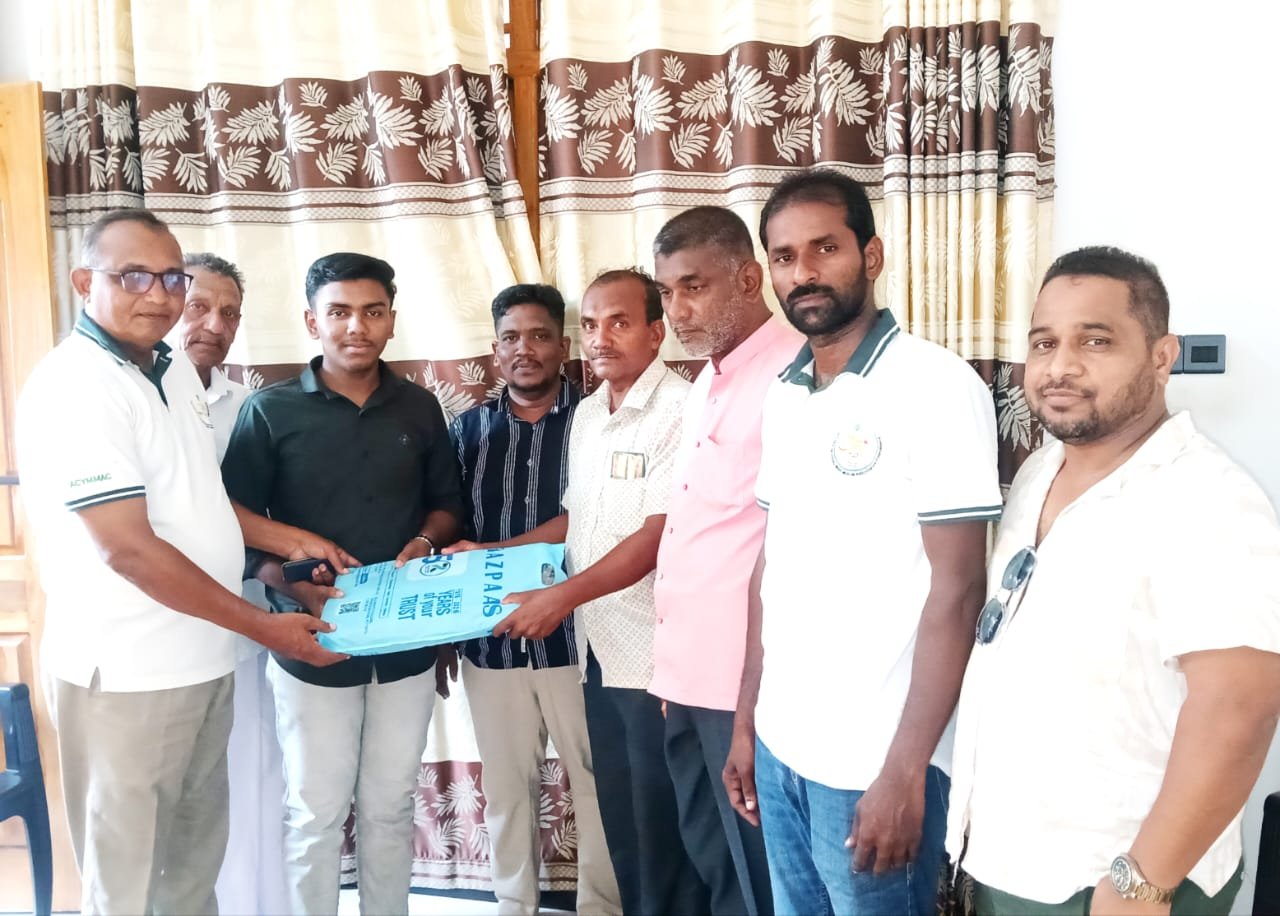 க.பொ.த. சாதாரண தரத்தில் 9A சாதனை படைத்த மாணவருக்கு: இல்லத்திற்கே சென்று வை.எம்.எம்.ஏ கௌரவிப்பு.!!!