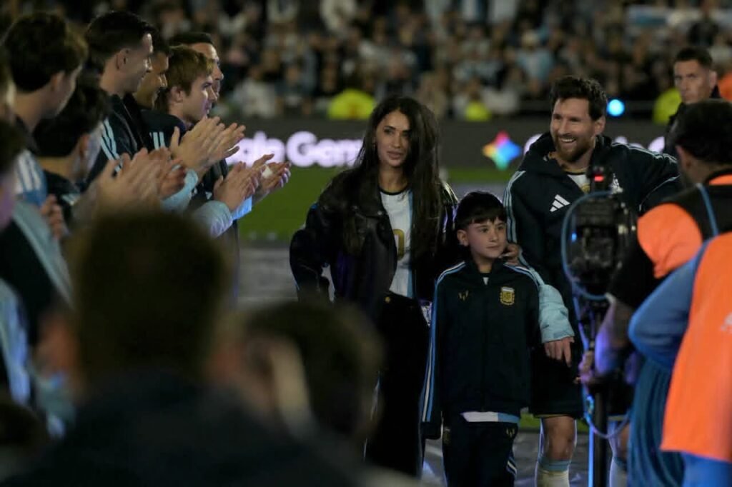Argentina's forward #10 Lionel Messi, his wife Antonela Rocuzzo and their son Ciro leave the pitch following the international friendly football match between Argentina and Benin at the Mas Monumental stadium in Buenos Aires on October 6, 2026. (Photo by JUAN MABROMATA / AFP)
