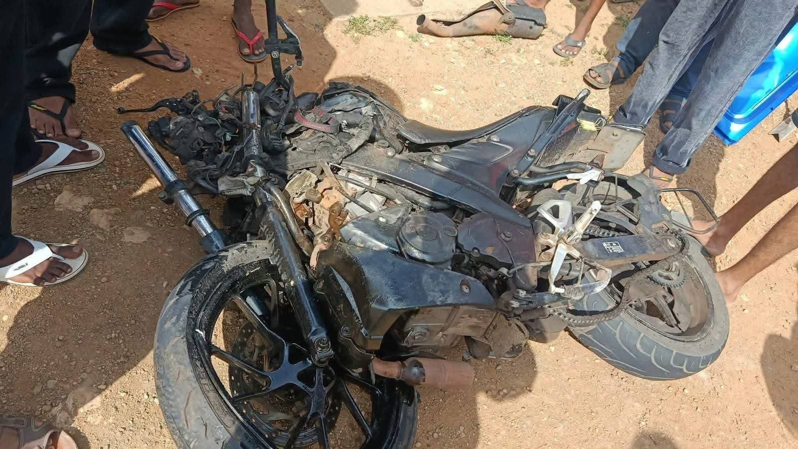 பார ஊர்தியுடன் மோட்டார் சைக்கிள் மோதல்: இரு இளைஞர்கள் சம்பவ இடத்திலேயே பலி.!!!