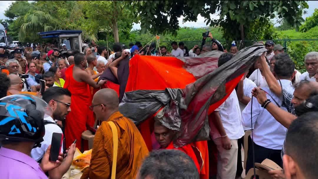நீதிமன்ற உத்தரவைத் தொடர்ந்து ஜனாதிபதி செயலகம் முன்பான பிக்குகளின் போராட்டம் முடிவு.!!!